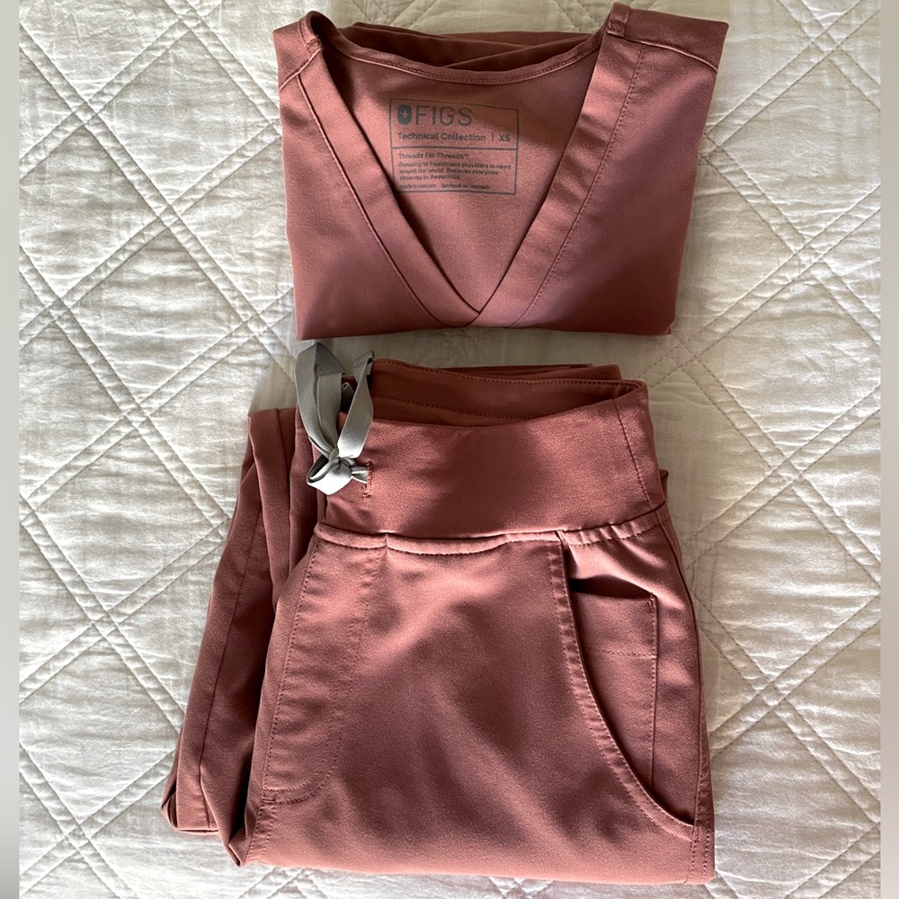 FIGS | High Waisted Zamora Scrub Pants and Catalina One Pocket Scrub Top | XS